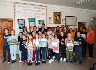 Młodzi Ukraińcy poznają historię Polski, z książki w ojczystym języku