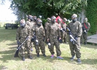 II B na polu paintballowym